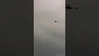Военный вертолет летает над Коломной. снято с моста в Щурово