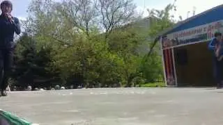 Парень классно поет .