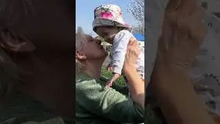Какую дочку привезли к бабушки и какую забираем 