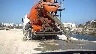 Бетономешалка сливает раствор в Стрелецкую бухту