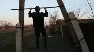 Лёха Чарли показывает мастер класс на турнике