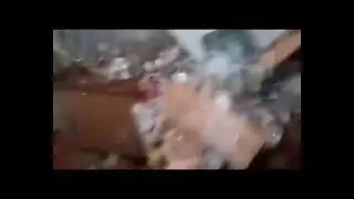 мама: мы идем в гости, будть акуратен  я: