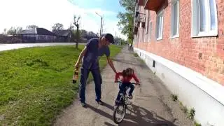 Учимся кататся на велике:)