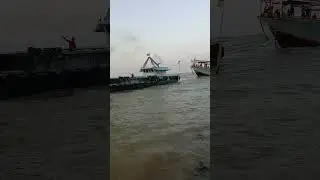 penarikan perahu Papua ke sungai karang song