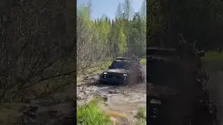 Турбо нива преодолевает брод 