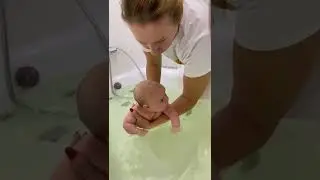 Первое плавание грудничка  в большой ванне