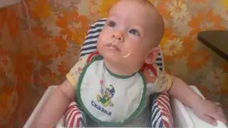 VLOG. Дети погодки. Миша кушает кашу.
