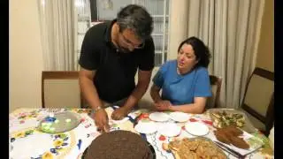 Marcelo e Paula atacando o bolo