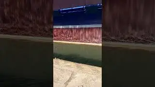 Корабель горить, гра води і світла
