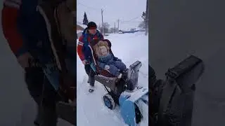 маленький оператор на снегочисте