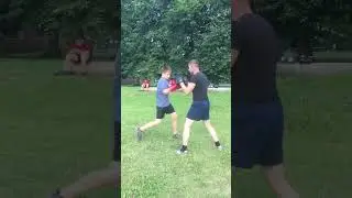 Двухударная комбинация (правый апперкот, левый боковой)