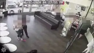 Женщина в магазине после ссоры с матерью, покашляла на ее ребенка в коляске
