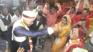 दुल्हन  ने दूल्हा को किया डांस में फेल
