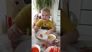 Завтрак подан. Его величество завтракает 😁