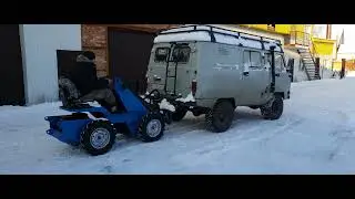 Мини-погрузчик поднимает 