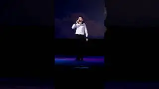 это я на сцене! Пою КРЫЛАТЫЕ КАЧЕЛИ!