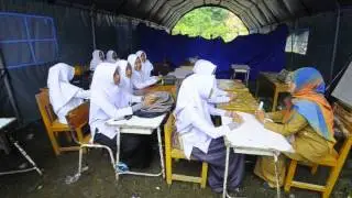 Nyanyi Lagu Padamu Negeri di Bawah Tenda Darurat