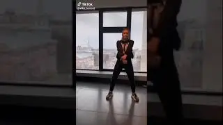 Танцует
