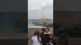 Зрители пугаются неожиданного выстрела техники на форуме 
