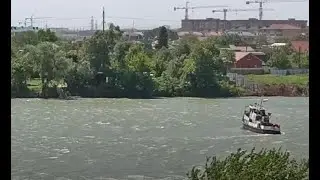 река Кубань у Краснодара - гидрологический катер борется с ветром в майский шторм 24 мая 2024