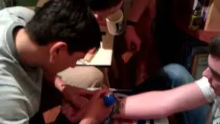 Учится бить татуху