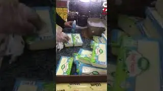 Bir esnafın kaşar peynirleri üzerinde bulunan önerilen fiyatı aseton ile sildiği anlar