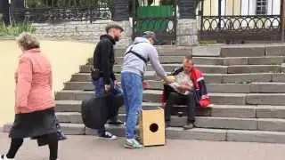 УЛИЧНЫЕ МУЗЫКАНТЫ УДИВЛЯЮТ БЕЗДОМНЫХ
