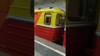 Поезд Синергия-2 отъезжает от станции Калужская 