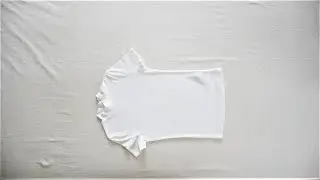 KonMari method ~ how to fold women's short sleeve shirt / Kako složiti žensku majicu kratkih rukava