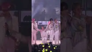 Тэхён накинул на плечи Чонгука свой пиджак, а тот уже светится🥺💕