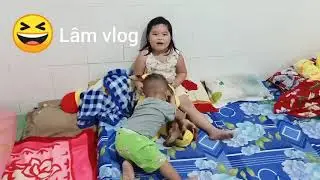 Lâm vlog. Bé na hát nhạc chế rất hay.