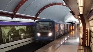 81-717/714.5П прибывает на станцию метро Обводный канал.