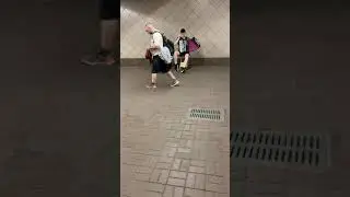 Марш Прощание Славянки !) на аккордеоне !) Киев метро парень бог!!)