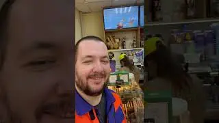 Странный человек зашёл в кофейню