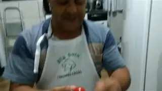 Como tirar o cheiro de cebola das mãos.
