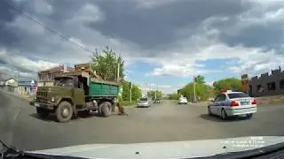 Собака выпала из грузовика