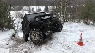 УАЗ Хантер на блокировках заезжает в крутые горки.