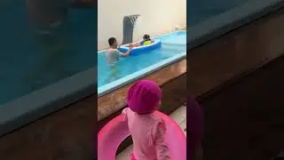 Eloah vai pra piscina de boia