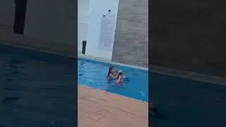 nosotras en la pisina