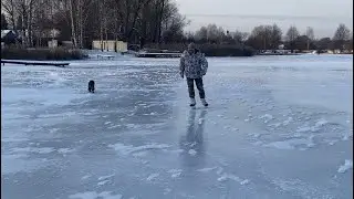 Достроил пристройку. Катаемся на коньках по реке.