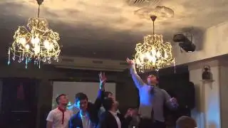 Свадьба. Подвязка застревает на люстре!!)))