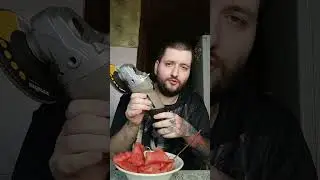 арбуз мужик кушает