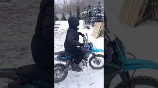 Учим малого кататься на питбайке по снегу!🤘
