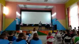 С друзьями! Фрагмент вожатского концерта в лагере 