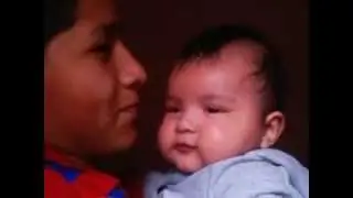BEBE COME A GRITOS A SU TIO