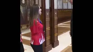 Чиновник подает руку безрукой