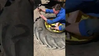 Колесо от трактора, шиномонтаж руками.