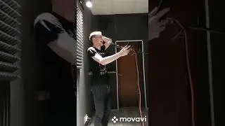 Наш ученик Дмитрий во время репетиции новой песни