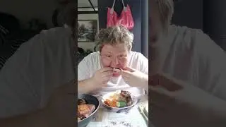 Пюрешка с жареным бедрышком и морковный салат