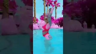 Sexy girl in the pool Twerk